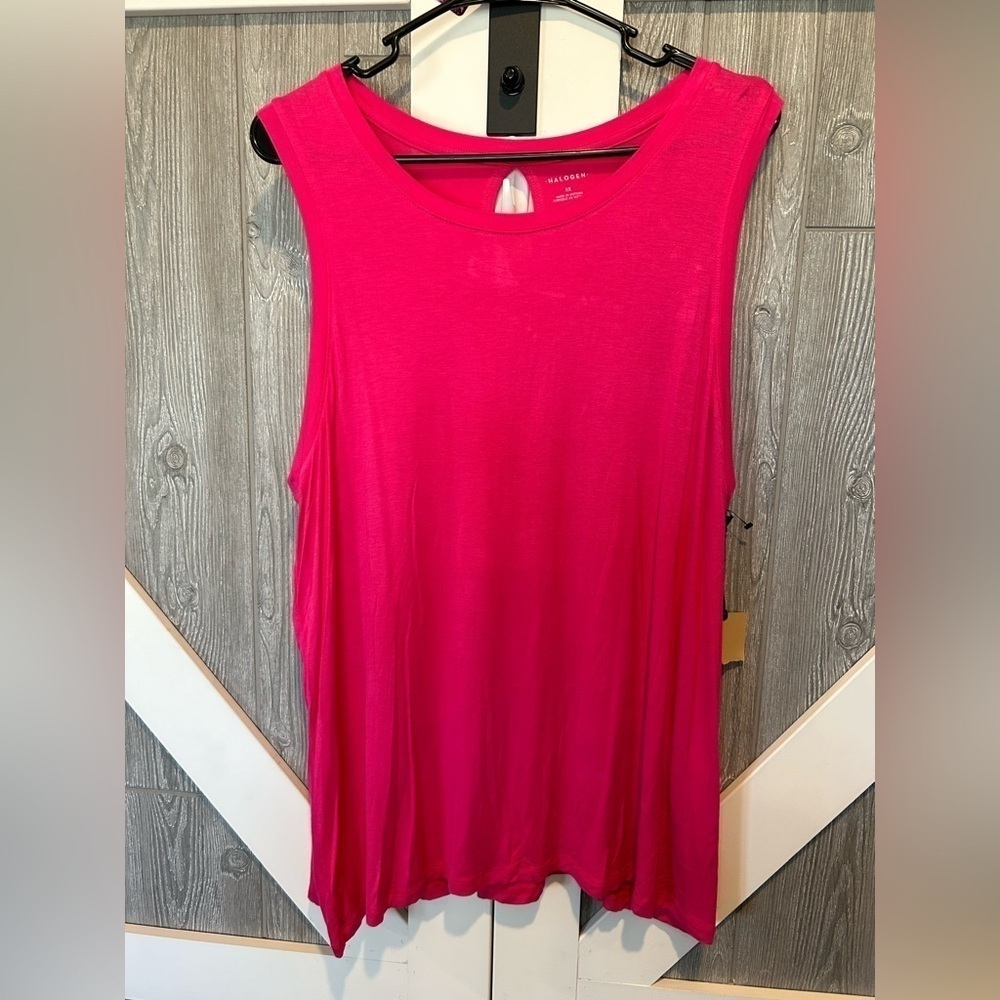 B5.22. NWT Halogen crewneck tank styled with a keyhole back and high-low hem